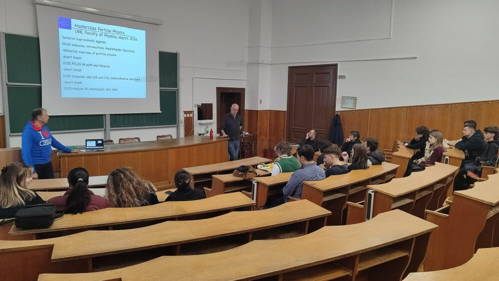 Zeci de elevi clujeni au avut ocazia să își aprofundeze cunoștințele despre fizica particulelor, în cadrul unui masterclass internațional/ Foto: monitorulcj.ro