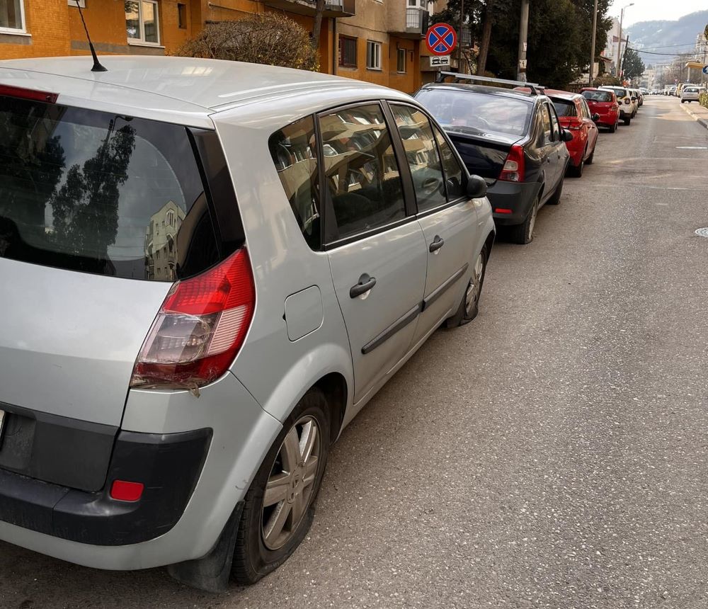 Proprietarii mai multor mașini parcate în cartierul Grigorescu şi-au găsit cauciucurile tăiate/ Foto: Info Trafic Cluj-Napoca - Facebook