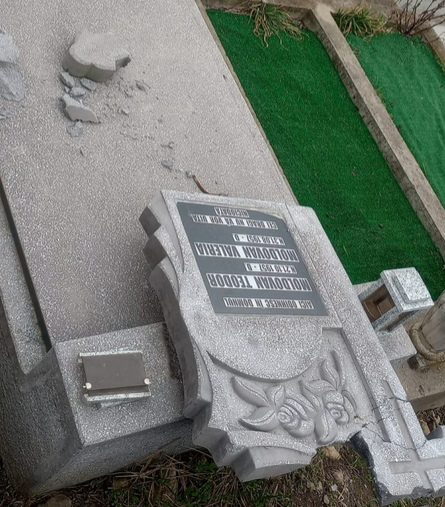 Crucile și pietrele funerare, sparte. Sursă foto: Facebook/ Damul Rotund Cartier  Cluj-Napoca