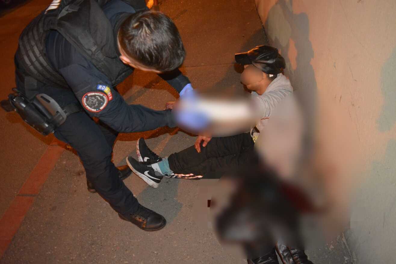 Un tânăr din Cluj-Napoca fost prins de jandarmi după ce vrut să intre în casă peste fosta concubină cu un cuțit/ Foto: Jandarmeria Cluj - Facebook