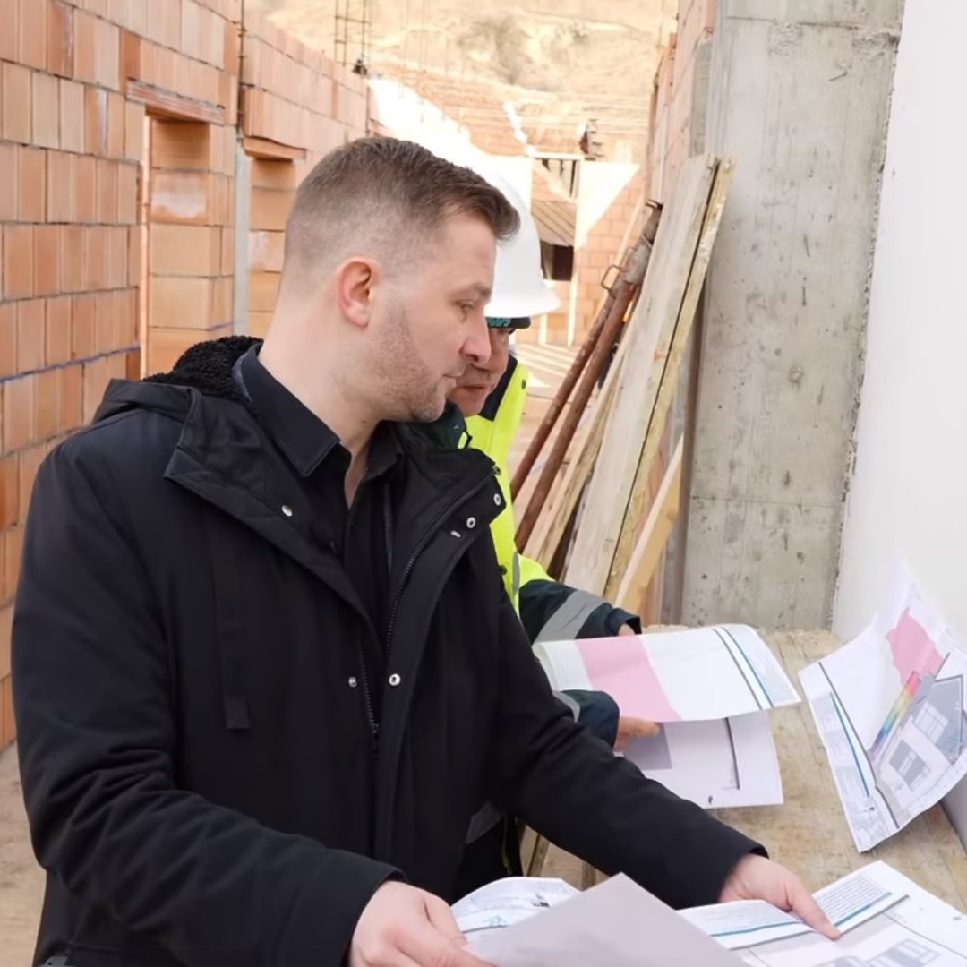 Primarul Bogdan Pivariu, vizită pe șantierul noii grădinițe din Tăuți. FOTO: Captură ecran