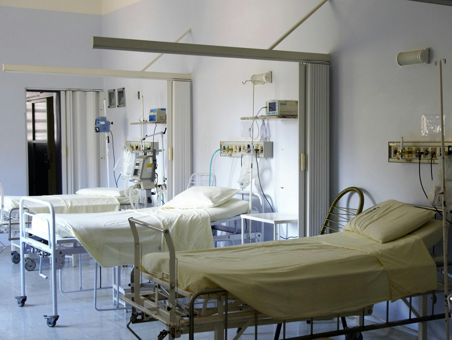 Despăgubiri de peste 3 milioane de euro cerute de părinții unui pacient infectat cu bacterii intraspitalicești, decedat într-un spital din Iași/Foto: pexels.com