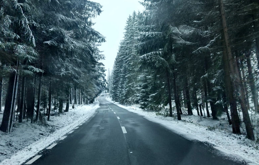 Iarna a revenit la munte. Se intervine cu utilaje de deszăpezire pe mai multe drumuri județene . Sursă foto: Facebook/ Consiliul Județean Cluj
