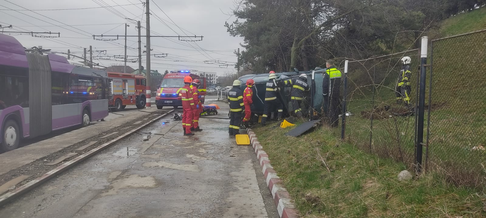 Autoturism căzut de pe un pod din Cluj-Napoca. Sursă foto: ISU Cluj