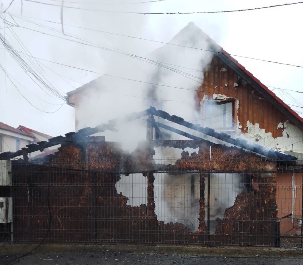 Un garaj a fost cuprins de flăcări, joi după-masa/ Foto: ISU Cluj