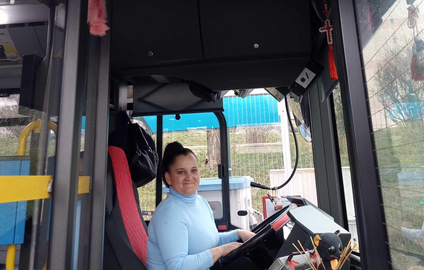Narcisa Crișan, șoferița de la volanul unui autobuz electric/Foto: monitorulcj.ro