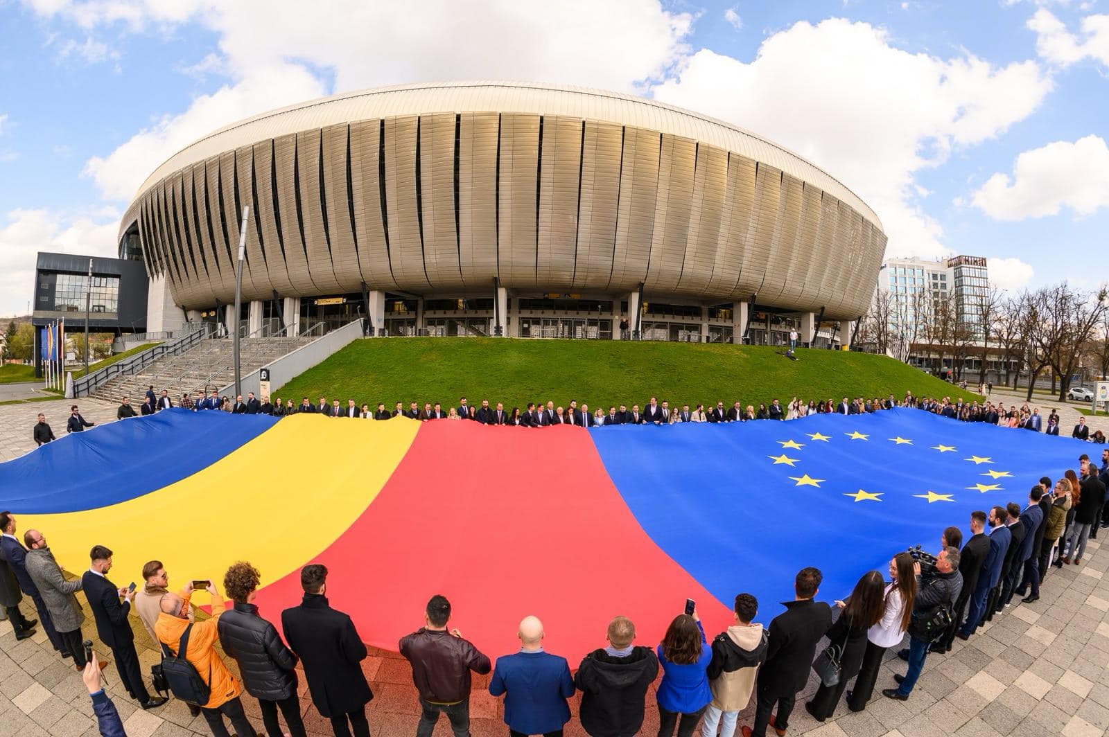 Tricolor de mari dimensiuni, desfășurat pe Aleea Stadionului - FOTO: Facebook/ Emil Boc