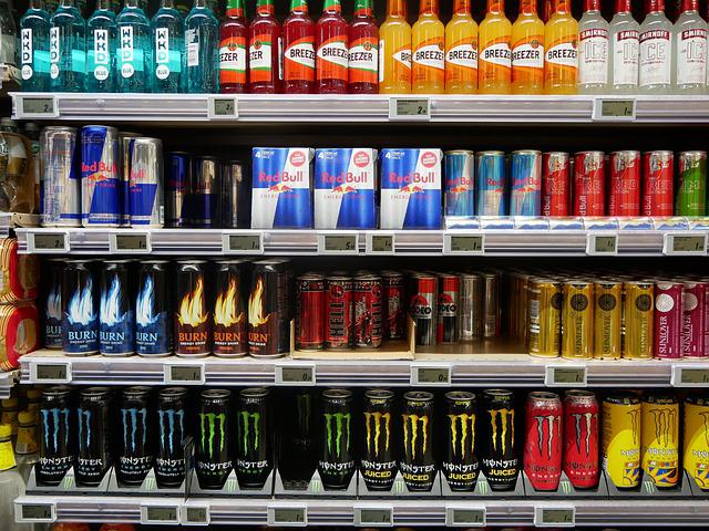 Iohannis a promulgat legea care interzice vânzarea băuturilor energizante către minori . Sursă foto: Pixabay.com