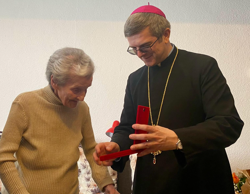 O călugăriţă în vârstă de 107 ani, fostă învățătoare la Cluj, a fost distinsă cu Ordinul „Preasfânta Treime”/Foto: Arhieparhia Blaj Facebook.com