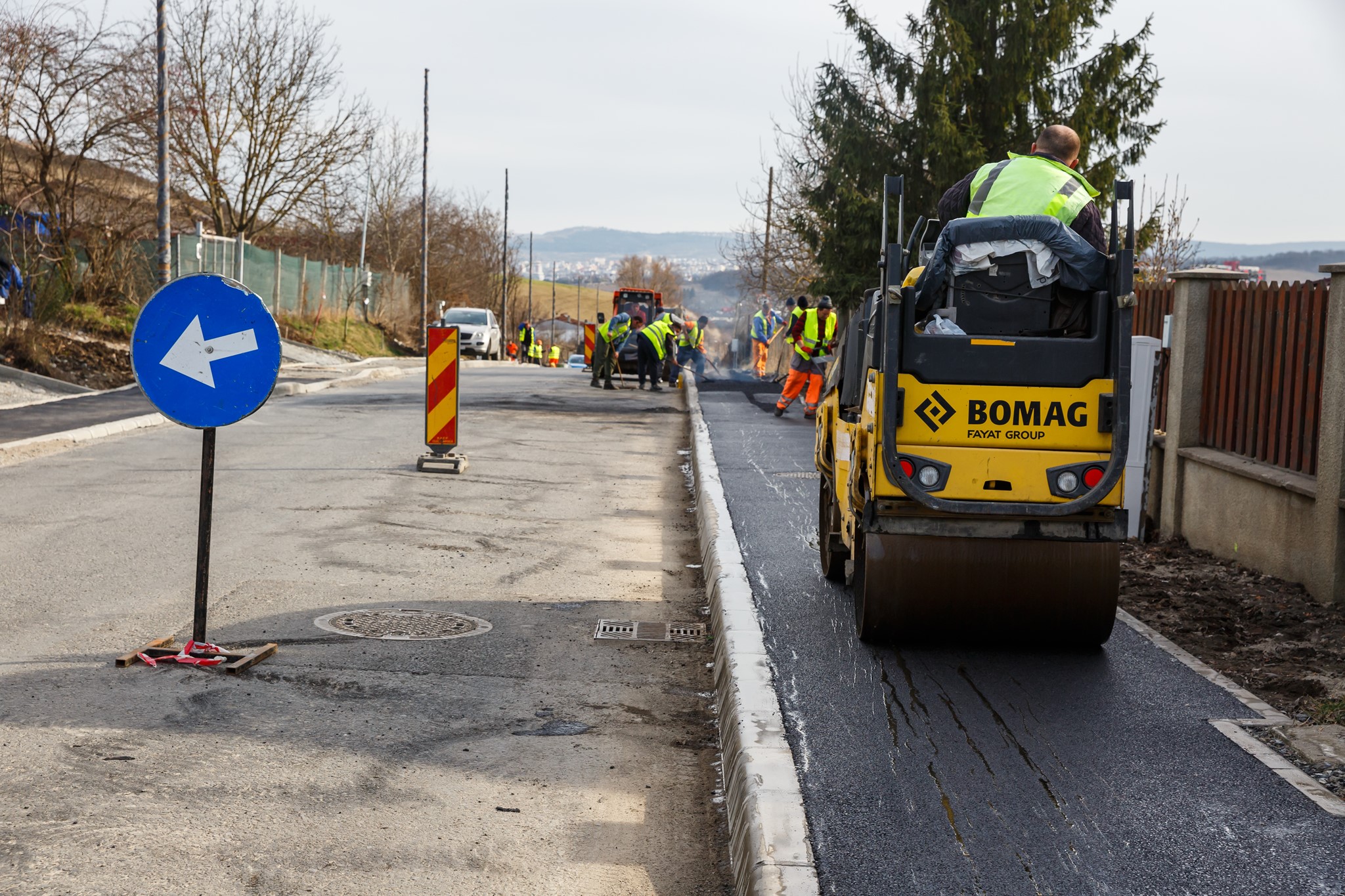 Zece străzi „de pământ” din cartierele Clujului vor fi asfaltate anul acesta. FOTO: Facebook/ Municipiul Cluj-Napoca