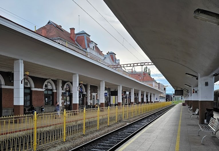 O tânără de 20 de ani a ajuns la spital, sâmbătă dimineața, după ce s-a urcat pe un tren în apropiere de Gara din Cluj-Napoca și s-a electrocutat/ Foto: Google Maps