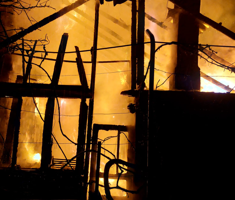 Incendiu devastator în Cuzdrioara. O locuință a fost cuprinsă de flăcări, iar doi bărbați au ajuns la spital/Foto: ISU Cluj