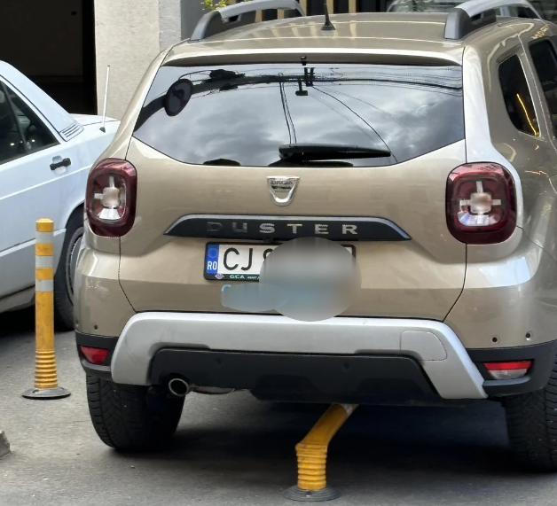 Un clujean a distrus stâlpișorii pentru blocarea parcării amplasați lângă un trotuar pe strada Constanța pentru a parca mașina/ Foto: Reddit