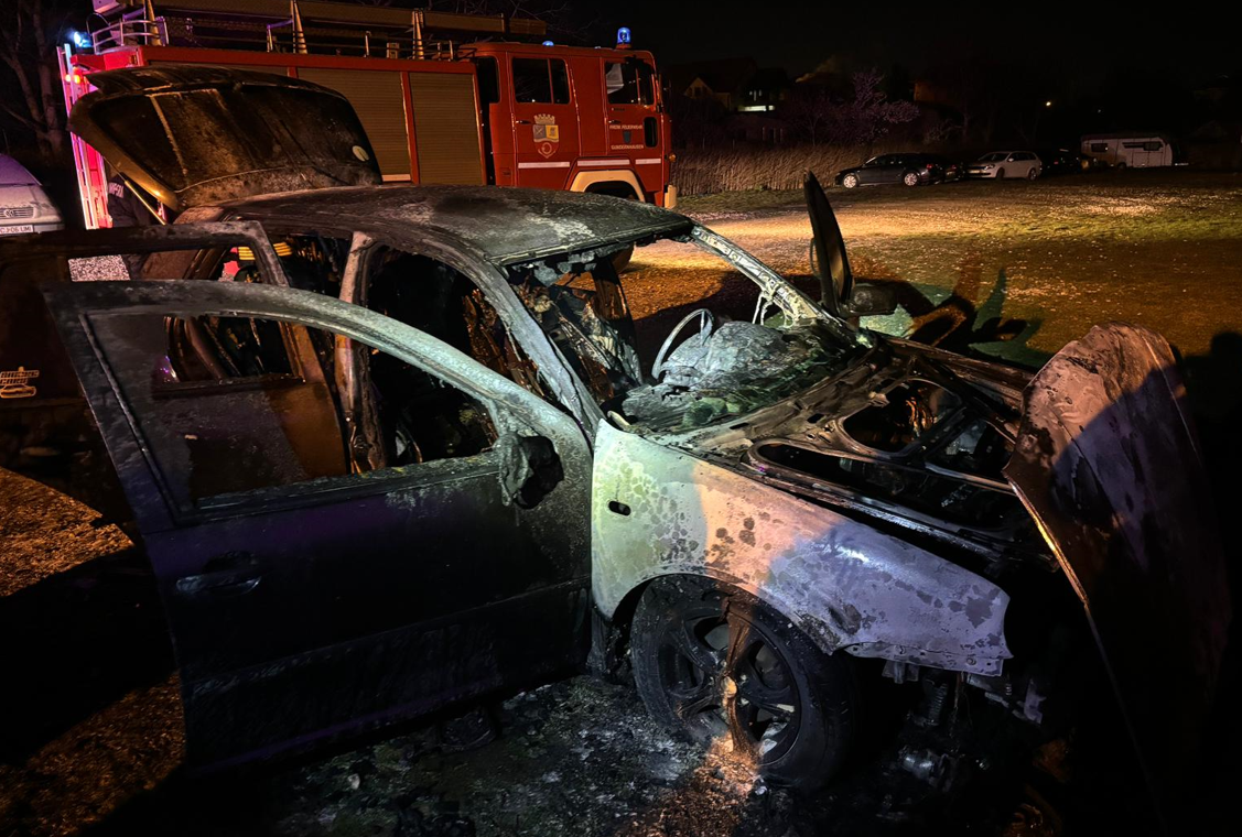 Autoturism distrus în incendiu, în Câmpia Turzii/Foto: ISU Cluj