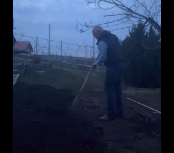 Antrenament în aer liber. Primarul Clujului, Emil Boc, surprins muncind în grădină/Foto: Emil Boc Facebook.com
