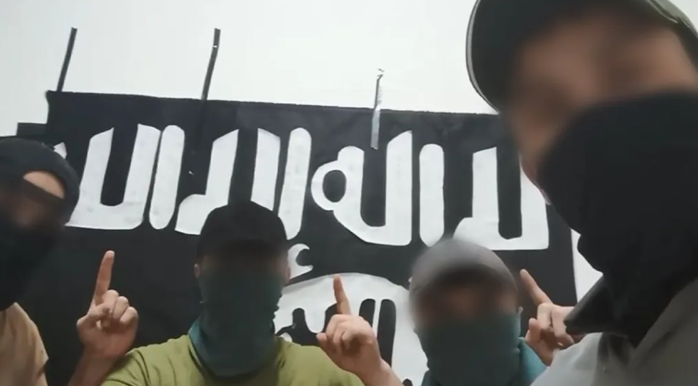 Imagini explicite publicate de gruparea teroristă ISIS din timpul atacului armat de la periferia Moscovei/Foto: kyivindependent.com