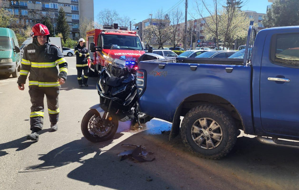 Accident între o motocicletă și o mașină în Cluj-Napoca/Foto: ISU Cluj
