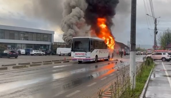Un autobuz care transporta 30 de elevi a luat foc. Sursă: captură ecran video Cărășanul - Facebook