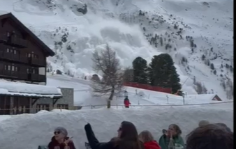 Trei persoane au murit şi o alta a fost rănită luni, într-o avalanşă în Zermatt, una dintre cele mai populare staţiuni de schi şi alpinism din Elveţia/ Foto: AostaSera.it - YouTube