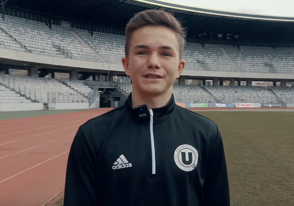 Alex Bota, cel mai tânăr debutant de la Universitatea Cluj, a semnat prelungirea contractului. Sursă foto: captura ecran video- Youtube: FC Universitatea Cluj