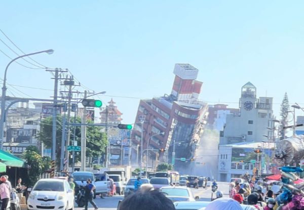 Două clădiri s-au prăbuşit miercuri în Hualien, oraş situat în apropiere de epicentrul cutremurului care a lovit coasta de est a Taiwanului/ Foto: @ultimate__d - X
