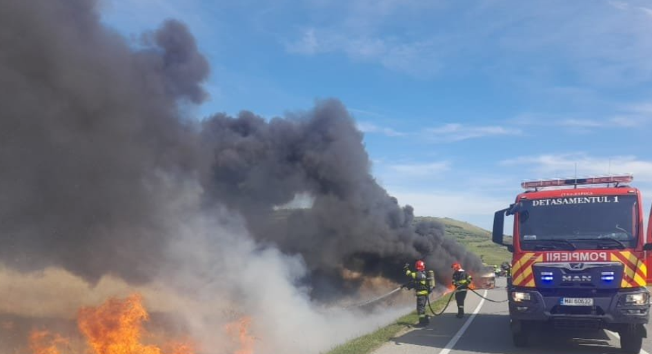 Incendiu pe Centura Vâlcele-Apahida după ce o autoutilitară a fost cuprinsă de flăcări. Focul s-a extins pe hectare întregi de stufăriș/Foto: Apahida Facebook.com