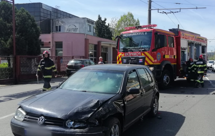 Accident rutier pe Bdul Muncii. O tânără a a avut nevoie de prim-ajutor/Foto: ISU Cluj