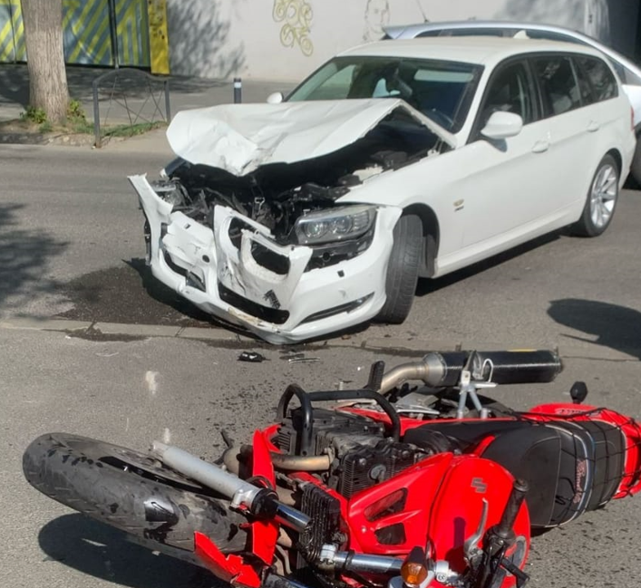Bărbat rănit, transportat la spital, în urma unui accident rutier pe Aleea Stadionului/Foto: ISU Cluj