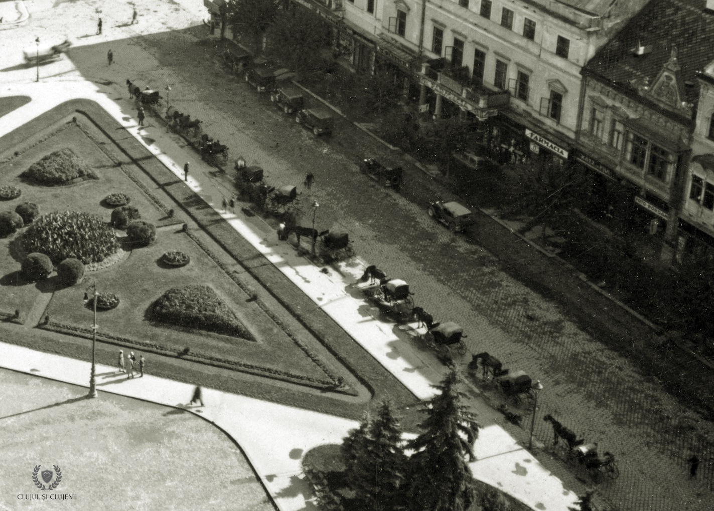 Eleganță și rafinament în Piața Unirii a anilor ‘30.  Sursă foto: Facebook/ Clujul și clujenii