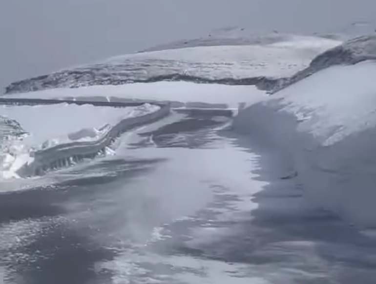 Lapoviță și ninsoare pe Transalpina. Acțiuni de deszăpezire oprite din cauza condițiilor meteo/Foto: DRDP Craiova