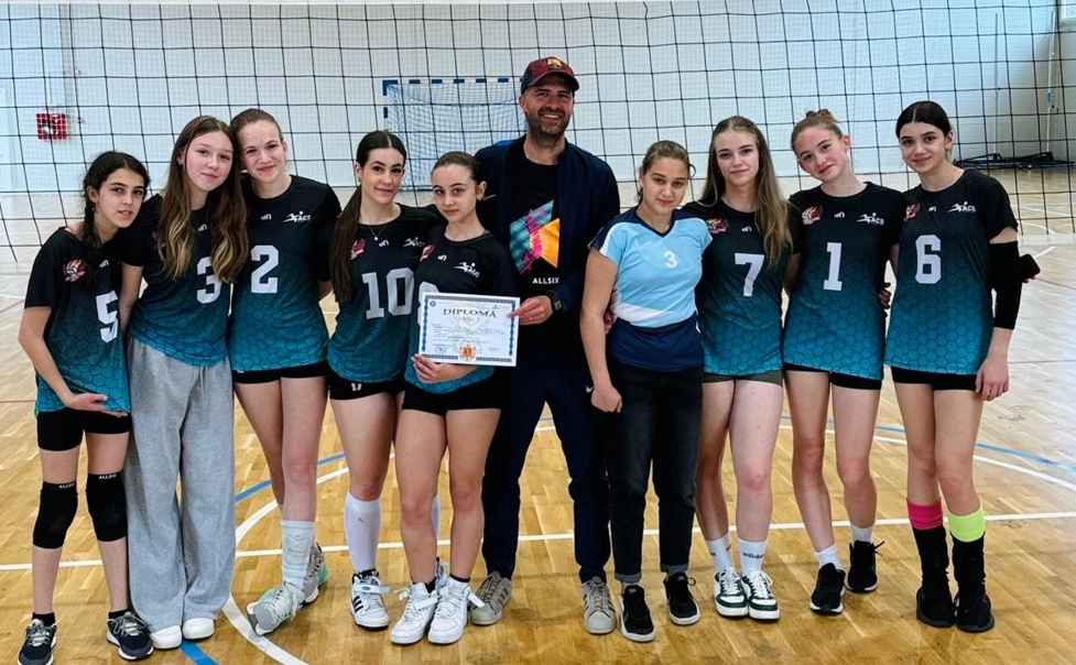 Echipa de volei fete a Școlii Gimnaziale „Ion Luca Caragiale” a obținut locul 1 la Cluj-Napoca. Sursă foto: Ionuț Băldău