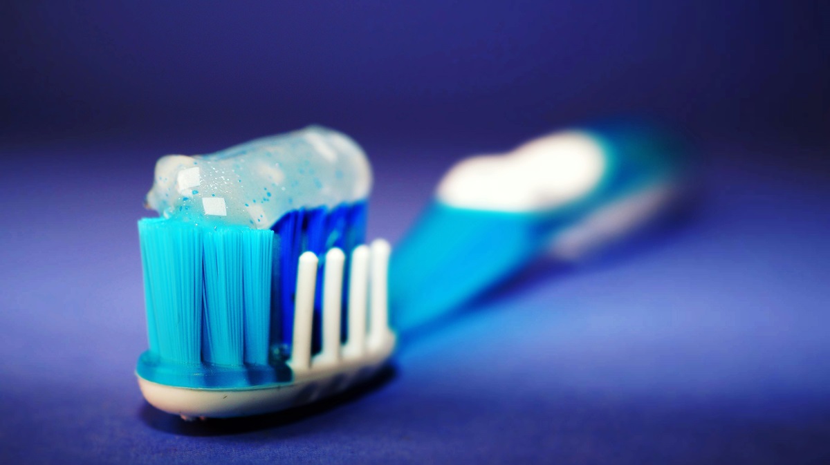 Experții lămuresc cât de importantă este umezirea periuței de dinți înainte de spălare. FOTO: pexels.com