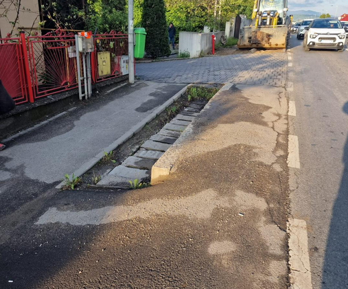 Avarie la rețeaua de canalizare principală pe strada Avram Iancu din Florești. Sursă foto: Facebook/Bogdan Pivariu