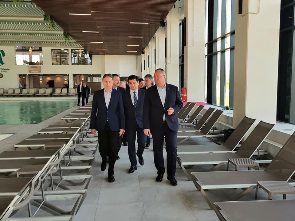 Președintele PNL Nicolae Ciucă, alături de președintele Consiliului Județean Alba, Ion Dumitrel (în stânga), în vizită la Băile Sărate Ocna Mureș. Foto: Ion Dumitrel | Facebook