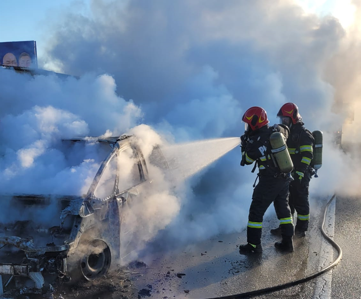 Mașină în flăcări pe Centura Vâlcele-Apahida. Pompierii au intervenit de urgență/Foto: ISU Cluj