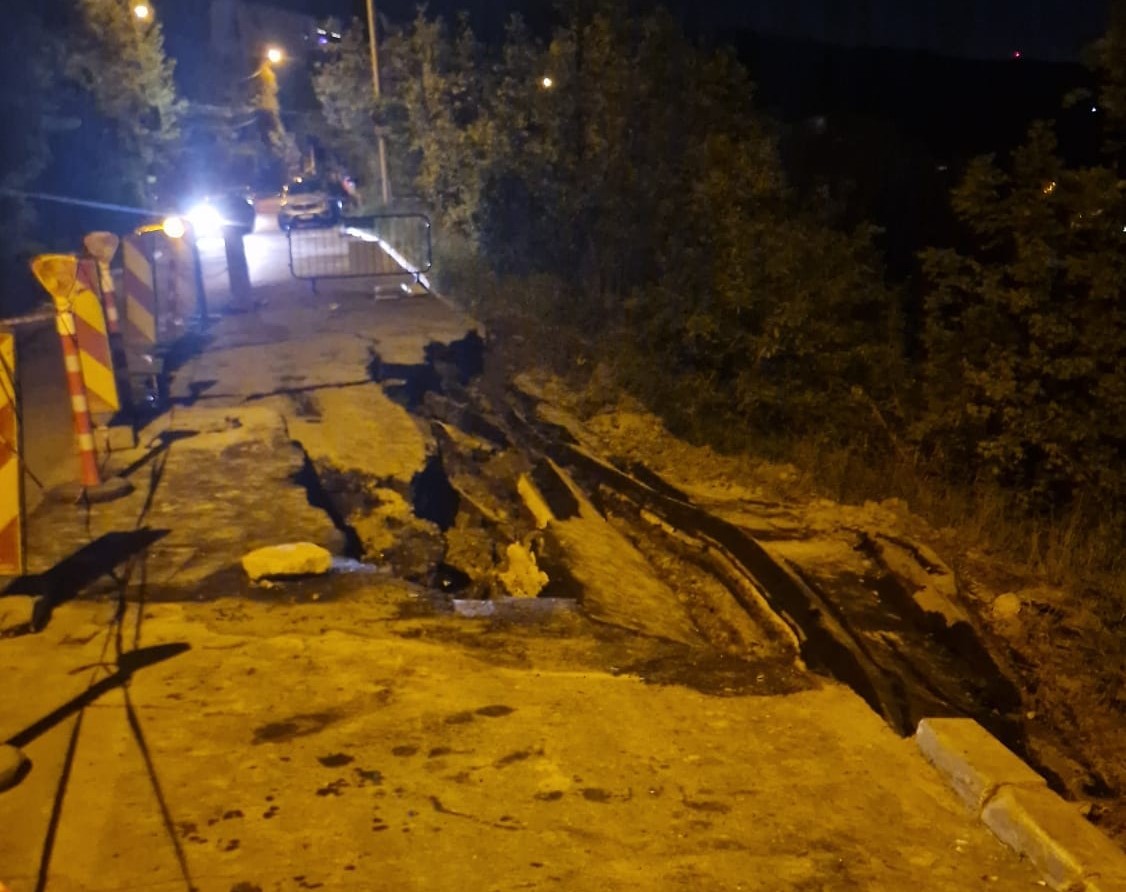 Stare de alertă în urma alunecării de teren de pe strada Uliului/ Foto: Iuga Gavrila - Facebook
