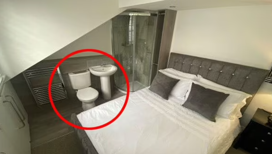 Potențialii chiriași au rămas îngroziți de o chirie cu o toaletă chiar lângă pat numită „plan deschis cu baie privată” de către agent/ Foto: Daily Mail