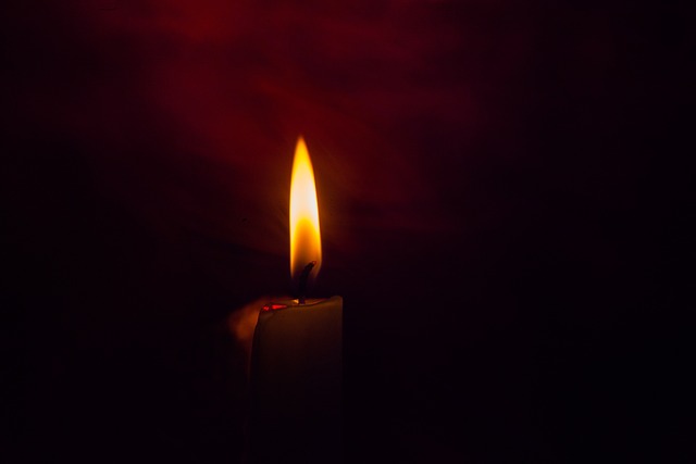 Cauza incendiului, o lumânare lăsată nesupravegheată/ Foto: pixabay.com