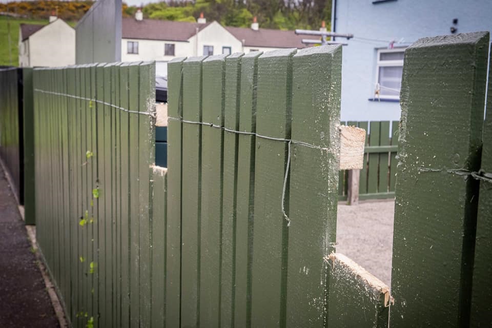 Un tânăr a fost găsit bătut în cuie, pe un gard, în Irlanda de Nord. Sursă foto: Fuse Fm Ballymoney