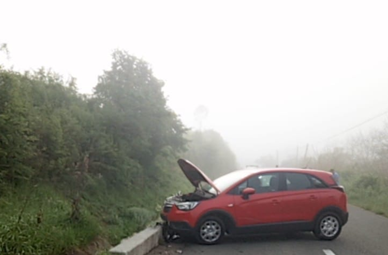 Un șofer a intrat cu mașina într-un cap de pod în zona localității Bobâlna/Foto: ISU Cluj