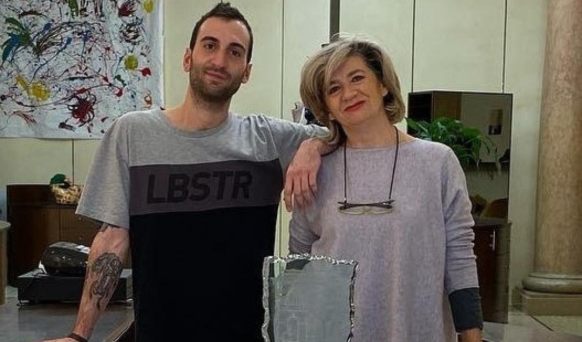 Davide Masarà alături de mama lui. Foto: Gloriano Bartolini / X