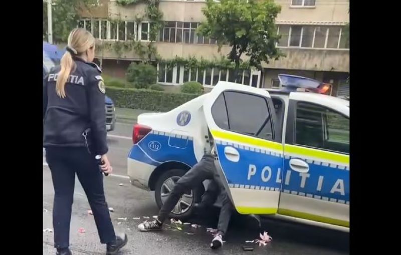 Anchetă la IPJ Cluj în urma incidentului cu polițista care a folosit spray paralizant asupra colegului. Sursă foto: Info Trafic Cluj-Napoca Facebook.com