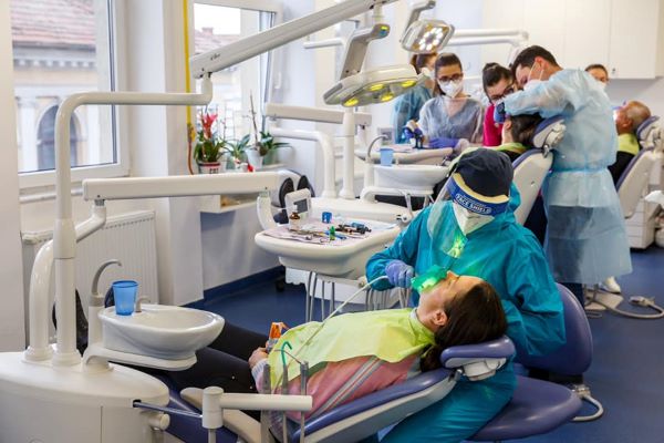 Peste 700 de clujeni au beneficiat de servicii stomatologice gratuite/Foto: Emil Boc - Facebook