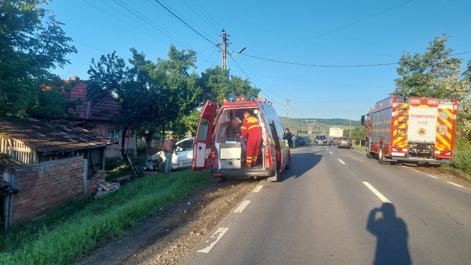 Accident rutier într-o localitate din Cluj. Au fost implicate două autoturisme și o basculantă.