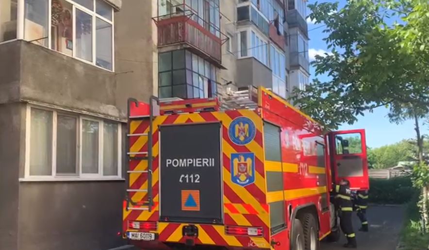 Intervenție pentru stingerea unui incendiu de apartament pe strada Stephenson/Foto: ISU Cluj