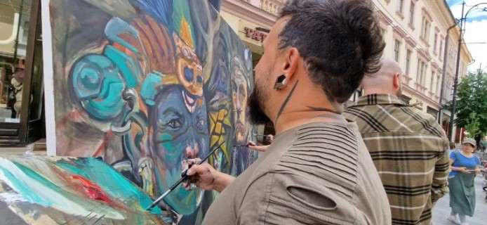 Cinci artiști sibieni și clujeni au oferit un spectacol de pictură live despre istoria tatuajului, în centrul Sibiului/Foto: Transilvania Tattoo Expo – mesageruldesibiu.ro