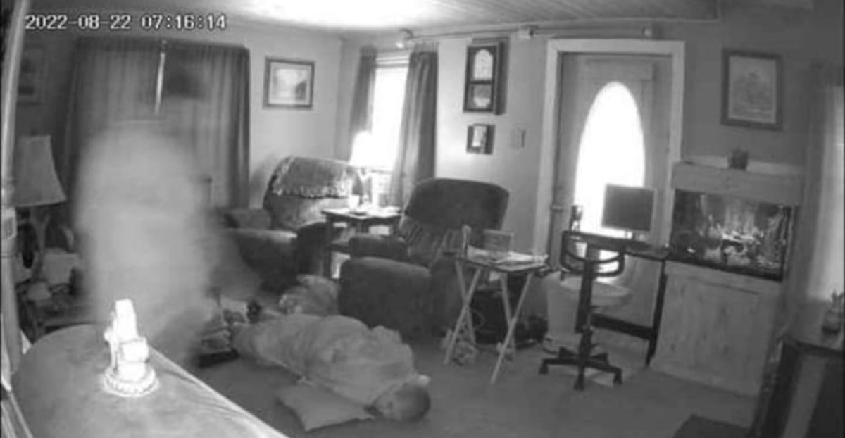 Imagine ciudată surprinsă într-o cameră în care doarme un copil. Foto: Jon Kipke / Facebook
