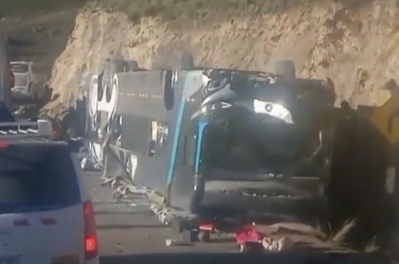 Un autobuz cu 40 de pasageri a căzut într-o prăpastie, în Peru. Cel puțin 16 persoane au murit/Foto: TVPerú Noticias