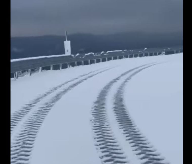 A nins pe Transalpina. Stratul de zăpadă măsoară câțiva centimetri/Foto: CNAIR Facebook.com