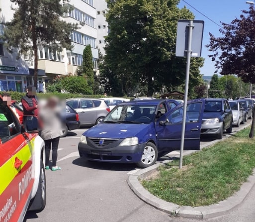 Accident pe strada Primăverii din Cluj-Napoca. Au intervenit pompierii.  Sursă foto: ISU Cluj